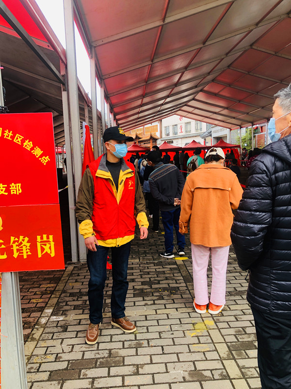 【南昌建工集团】建工集团房地产党员职工勇担责任下沉社区筑牢生命安全防线01_副本.jpg